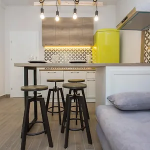 Апартаменты Sunny And Modern 1bdr In The Center, София